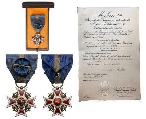 Officer 's Cross, 2nd Model (1938), for Civil. Breast Badge, 38 mm, Silver, hallmarked "crown", both sides red enameled, obve