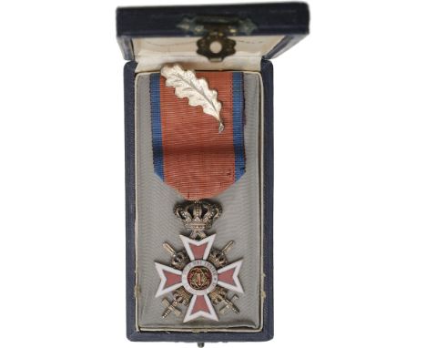 Knight 's Cross, 2nd Model, Military with Oak Leaf for Exceptionnal Bravery. Breast Badge, 57x38 mm, silvered Metal, both sid