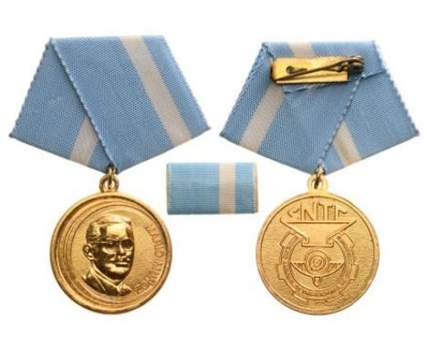 Breast Badge, 30 mm, gilt Bronze, original suspension ring and ribbon with ribbon bar. I