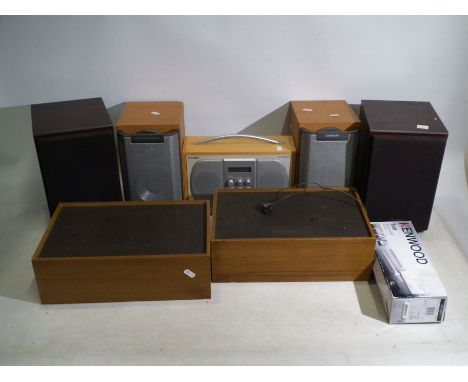 A mixed lot of electrical equipment to include Samsung speakers, Pure DAB radio, Kenwood electric knife and others. Items unt