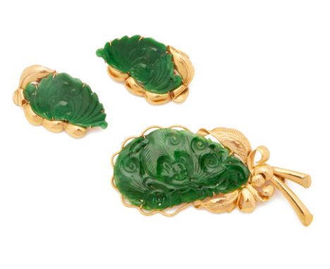 A CARVED JADE BROOCH AND EARRINGS
Set in 18k yellow gold, the jade sections carved with bats within foliate gold setting
The 