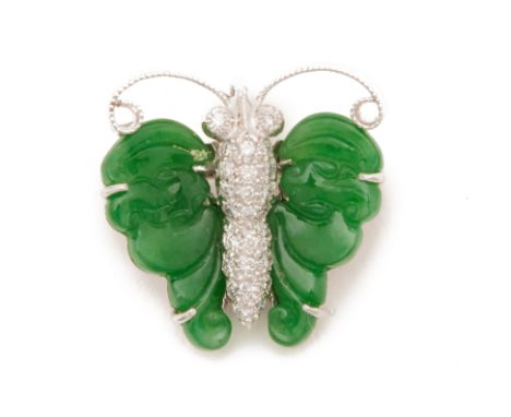 A CARVED JADE AND DIAMOND BUTTERFLY PENDANT BROOCH
Set in white gold, in the form of a butterfly, with pave set diamond body 