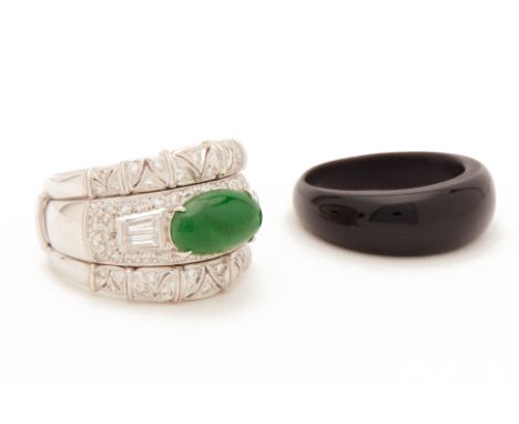 A CABOCHON JADE, DIAMOND AND BLACK ONYX CONVERTIBLE RING
Set in 18k white gold, the diamond set split shank ring able to acco