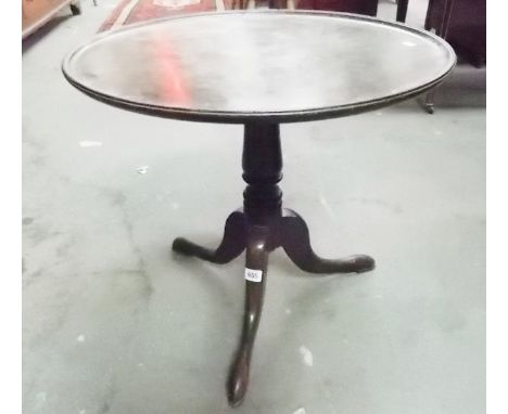Mahogany low tripod table with shortened baluster ring turned supports and triple outswept legs, diameter 22'.