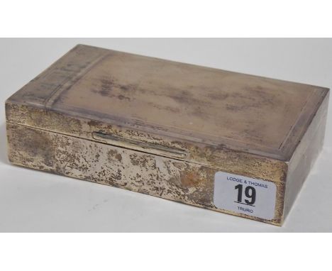 Silver rectangular cigarette box, the lid with engine turned decoration, London 1965, width 6'. 