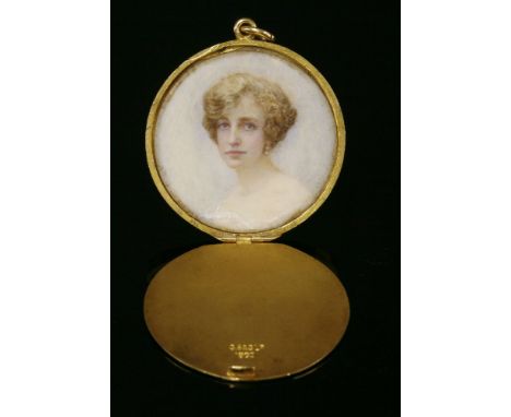 An Edwardian flat section gold hinged locket,by S Blanckensee and Sons Ltd., with an engine turned decoration to each side.  