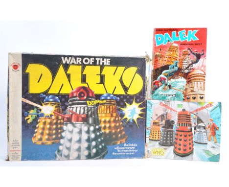 Doctor Who - a collection of original vintage Doctor Who memorabilia to include; an original 1977 Dr Who annual, a boxed Arro