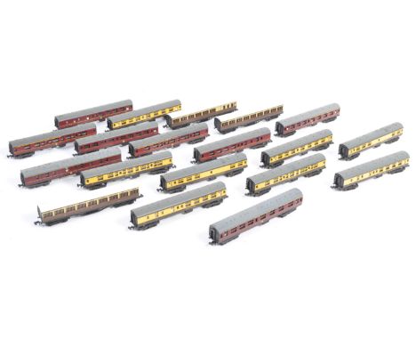 A collection of approx 20x assorted N gauge / narrow gauge model railway locomotive train set carriages / coaches comprising 