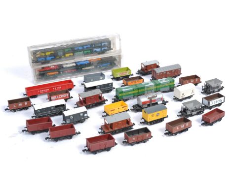 A collection of assorted N gauge / Narrow gauge model railway train set rolling stock to include Graham Farish, Grafar, Lima,