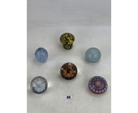 6 glass paperweights inc. Caithness Moon, Mdina mushroom, millefleur &amp; 3 others