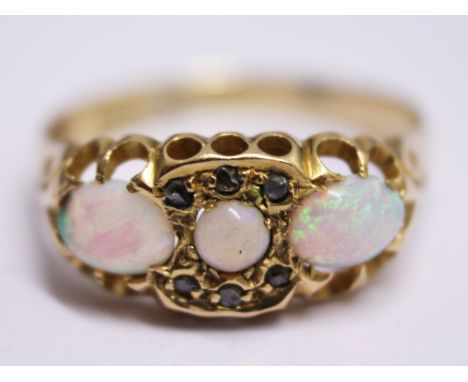 An 18ct gold opal ring, gross wt. 3.7g, size O