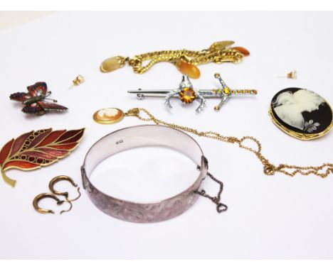 A mixed lot to include a pair of 9ct gold earrings, wt. 1g, a hallmarked silver bangle and various costume jewellery