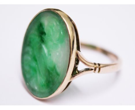 A 9ct gold jade ring, gross wt. 3.3g, size O