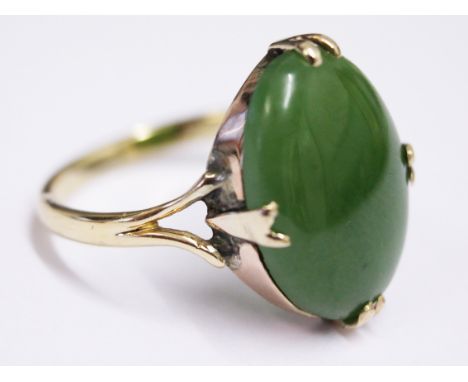 A 9ct gold jade ring, gross wt. 4.3g, size Q