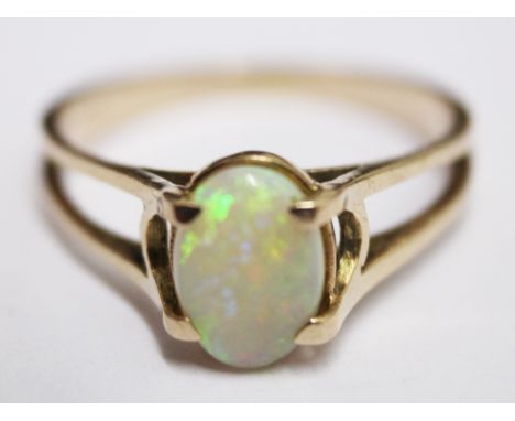 A 9ct gold opal ring, gross wt. 2.2g, size P