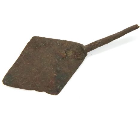 9th century Viking iron broadhead arrow. P&amp;P Group 1 (£14+VAT for the first lot and £1+VAT for subsequent lots) 