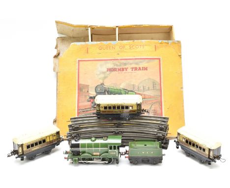 Hornby 0 gauge Queen of Scots electric model railway or train set, comprising LNER 0-4-0 tender locomotive, three Pullman coa