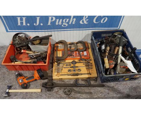 Assorted workshop tools to include tap and die sets, Lapwing 600mm stillson wrench, G-clamps etc 