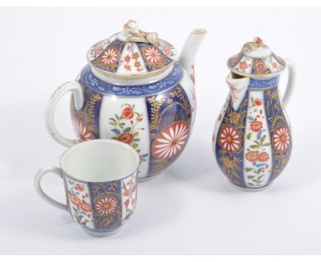 Worcester style part teaset, probably Sampson of Paris, including a teapot on stand, 16cm; and an Imari pattern covered vase,