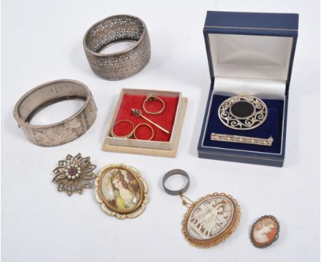 A collection of jewellery, a silver 25mm wide half hinged bangle with engraved decoration to front, hallmarked Birmingham 193