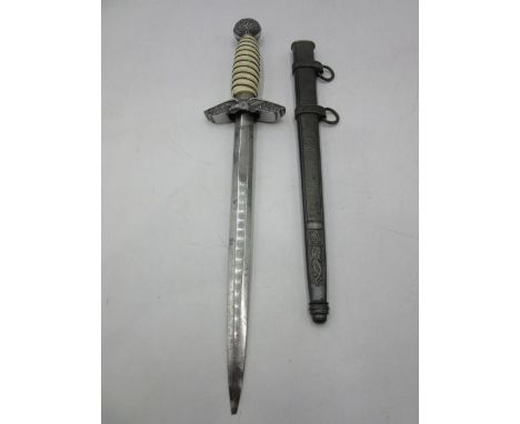  A German Third Reich Luftwaffe 2nd model dagger and scabbard, with Nazi era eagle cross guard and swastikas to the pommel. W