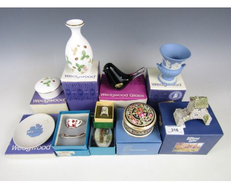 A quantity of boxed ceramics including Wedgwood bud vases, trinket pots and a Lilliput Lane ornament Bridge House etc