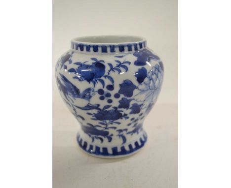 Chinese porcelain jar, Kangxi, decorated with floral design, 11cm high