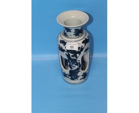 AN ORIENTAL BLUE &amp; WHITE VASE WITH MARKS TO BASE, H 25 CM