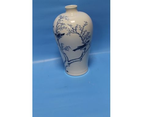 AN ORIENTAL BLUE &amp; WHITE VASE WITH MARKS TO BASE, H 24 CM