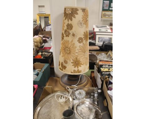 A TRAY OF ASSORTED METALWARE TOGETHER WITH A RETRO STYLE LAMP