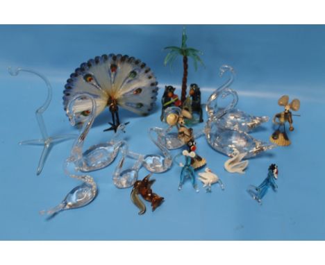 A QUANTITY OF ASSORTED GLASS AND CERAMIC ANIMALS AND FIGURES