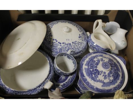 A TRAY OF ASSORTED CERAMICS TO INCLUDE BLUE &amp; WHITE