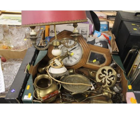 A TRAY OF ASSORTED METALWARE ETC. TO INCLUDE A LAMP