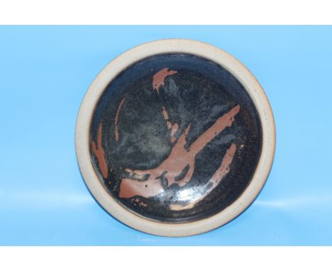 A JANET LEACH STUDIO WARE PLATE, diameter 22.5 cm