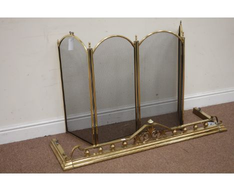 Early 20th century brass fire fender (W118cm), with folding spark screen Condition Report Click here for further images, cond