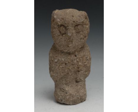 Antiquities - a pre-Columbian Mesoamerican volcanic stone carving, of an owl, probably Mayan, c.200 - 900CE, 20cm high 
