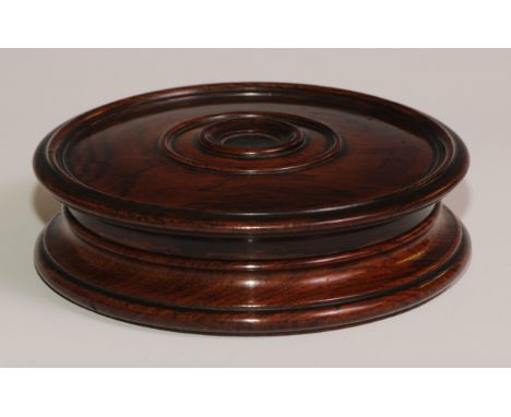 A large George IV draught turned oak snuff box, push-fitting cover centred by a roundel, 15.5cm diam, c.1825 