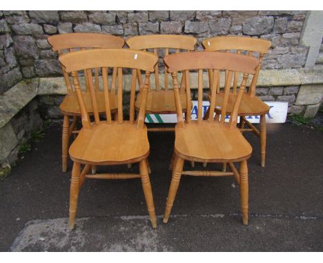 A set of five modern Windsor lathe back kitchen chairs in light beechwood (af)