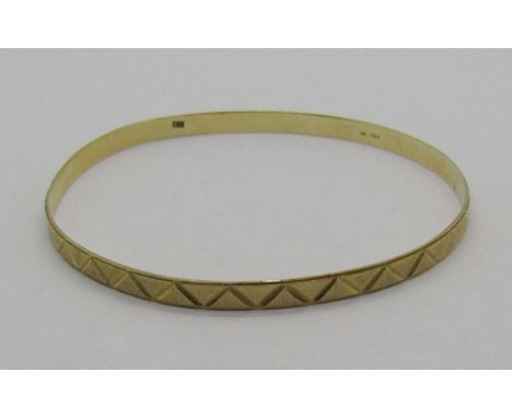 9ct bangle with engine turned detail, 5.7g 