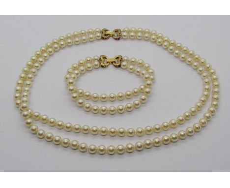Double strand faux pearl necklace with clasp stamped '750', together with a matching bracelet (2) 