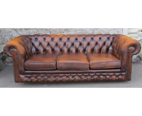 A Thomas Lloyd traditional three seat chesterfield sofa with loose seat cushions (af) 