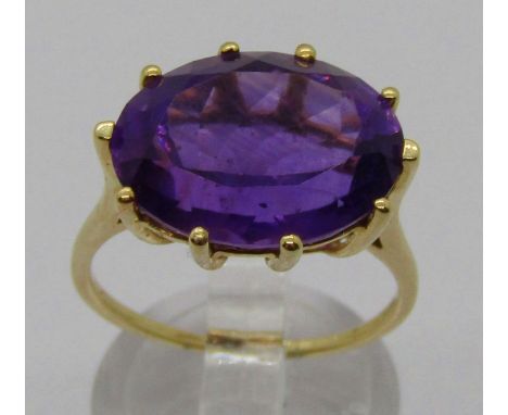 9ct claw set oval amethyst dress ring, size Q, 4g 