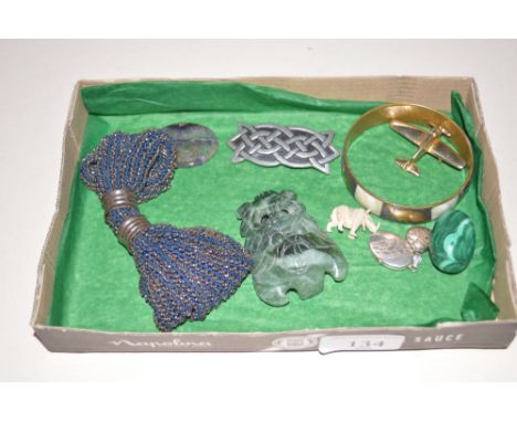 A tray of various items to include jade buckle; Victorian purse; lockets etc