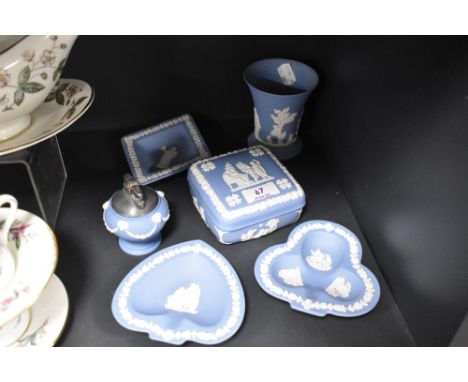 Six items of Wedgwood, to include desk top lighter, vase and trinket dishes.