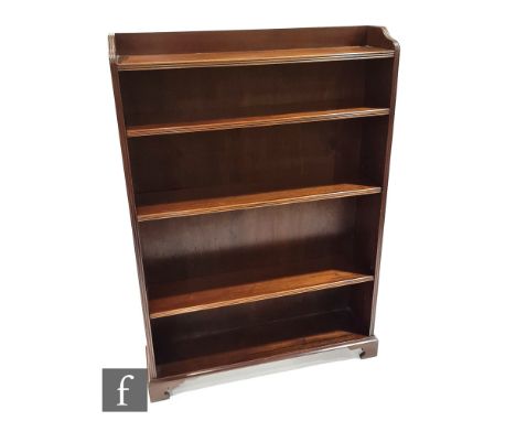 An Edwardian mahogany floorstanding open bookcase, shaped reeded edge top over four adjustable shelves, on bracket plinth, he