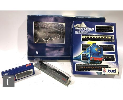 A collection of HO gauge Jouef items, 8253 Orient Express with 4-6-2 SNCF green locomotive and four coaches, 7365 with SNCF p
