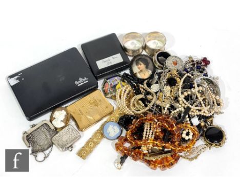 A parcel lot of assorted silver items and costume jewellery to include napkin rings, vesta case, brooches, beads, a bangle et