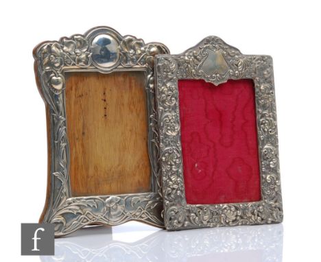 An Art Nouveau hallmarked silver rectangular easel photograph frame decorated with poppies, with a similar foliate embossed e