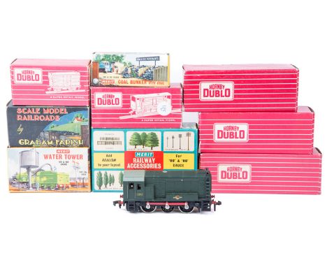 A quantity of Hornby Dublo. 2 locomotives – A 2-rail BR 0-6-0 tank locomotive (2206) RN 31337 in black. Plus a 2-rail BR 0-6-