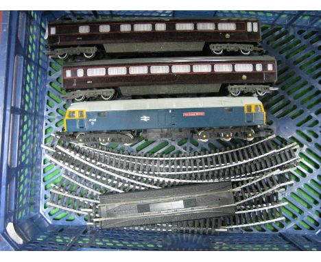 Hornby "OO" Gauge/4mm Ref R557 "The Royal Train" Set, comprising Class 47 Co-Co diesel locomotive BR blue "The Queen Mother" 